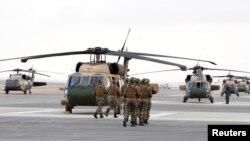 Tentara Yordania berpartisipasi dalam latihan pembebasan sandera dalam upacara penyerahan helikopter Black Hawk dari pemerintah AS ke pemerintah Yordania, di Pangkalan Militer Yordania dekat Kota Zarqa, Yordania, 28 Januari 2018. 