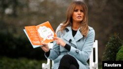 La Première dame américaine lit un livre aux enfants invités à la chasse aux oeufs de Paques à la Maison Blanche, le 2 avril 2018 
