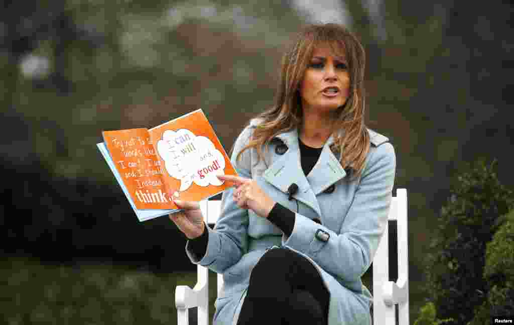 Ibu Negara Melania Trump membaca buku untuk anak-anak yang berkumpul di acara Lomba Balap Telur Paskah di South Lawn di Gedung Putih, 2 April 2018.