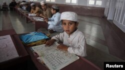  استخباراتي چارواکي وائي ددې ترڅنگ دفيض اباد دوؤ صنعت کارانو اؤ يو سياسي شخصيت ته هم يو کال دمخه دقلنگ لپاره فون کالونه شوي وؤ.