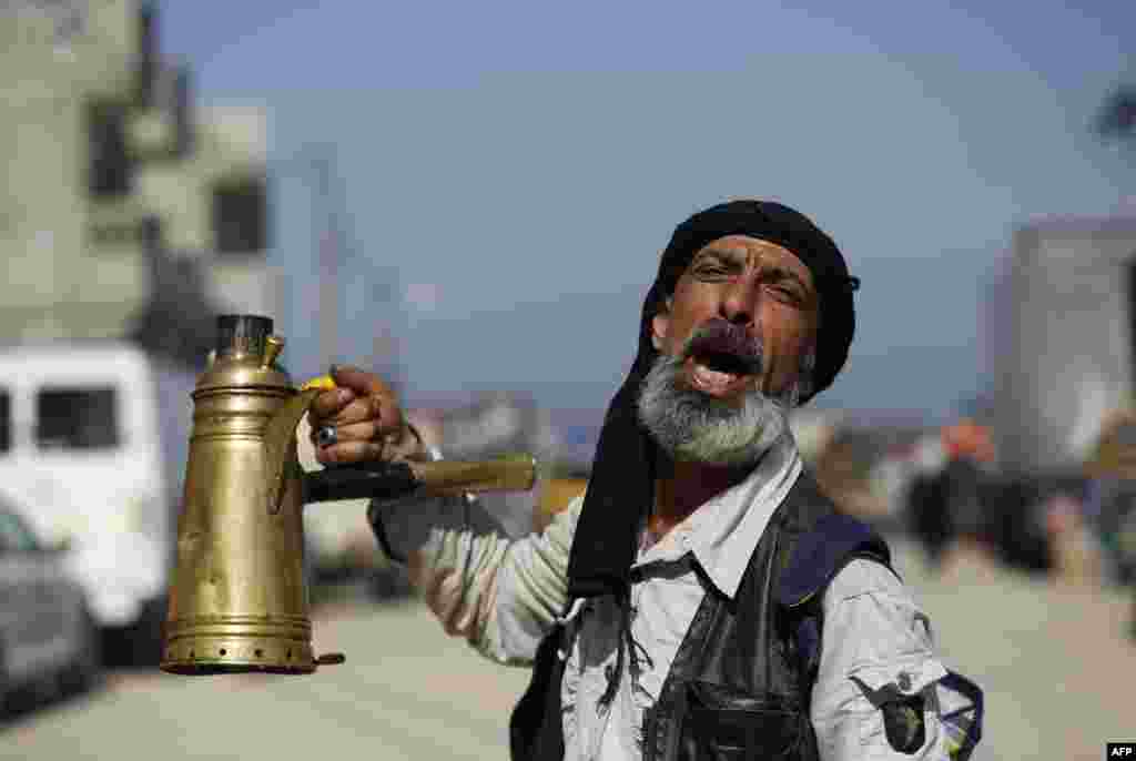 Filistinli çaycı Nusret Gazze Şeridi&#39;ndeki bit pazarında müşterilerine sesleniyor.