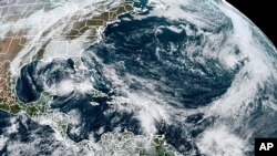 La imagen satelital puesta a disposición el martes por la NOAA muestra la tormenta tropical Eta a las 10:40 am EST en el Golfo de México; Theta, a la derecha, y una onda tropical al sur que los meteorólogos decían que podía ser Iota.