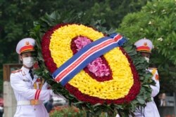 Vòng hoa của Bộ trưởng Quốc phòng Anh đặt tại Đài tưởng niệm Anh hùng liệt sỹ Việt Nam ở Bắc Sơn, Hà Nội, ngày 22/7/2021. Twitter UK in Vietnam.
