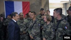 Presiden Prancis, Nicolas Sarkozy berbicara dengan para tentara Prancis yang bertugas di Afghanistan saat kunjungan Juli tahun lalu (foto: dok).