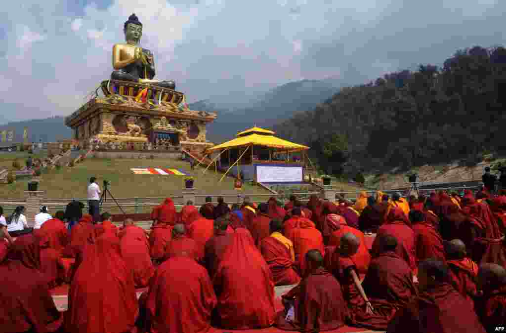 Budistički svećenici i nova statua Bude koju je otkrio duhovni lider Tibetanaca Dalai Lama u&nbsp; Buddha Park-u u Rabongu, Indija. 