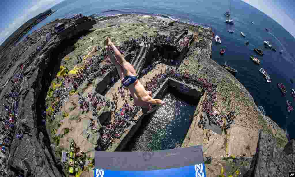 Atlet AS, David Colturi melakukan lompatan dari tebing setinggi 28 meter dalam kejuaraan dunia lompat indah dari tebing di Inis Mor, Irlandia.