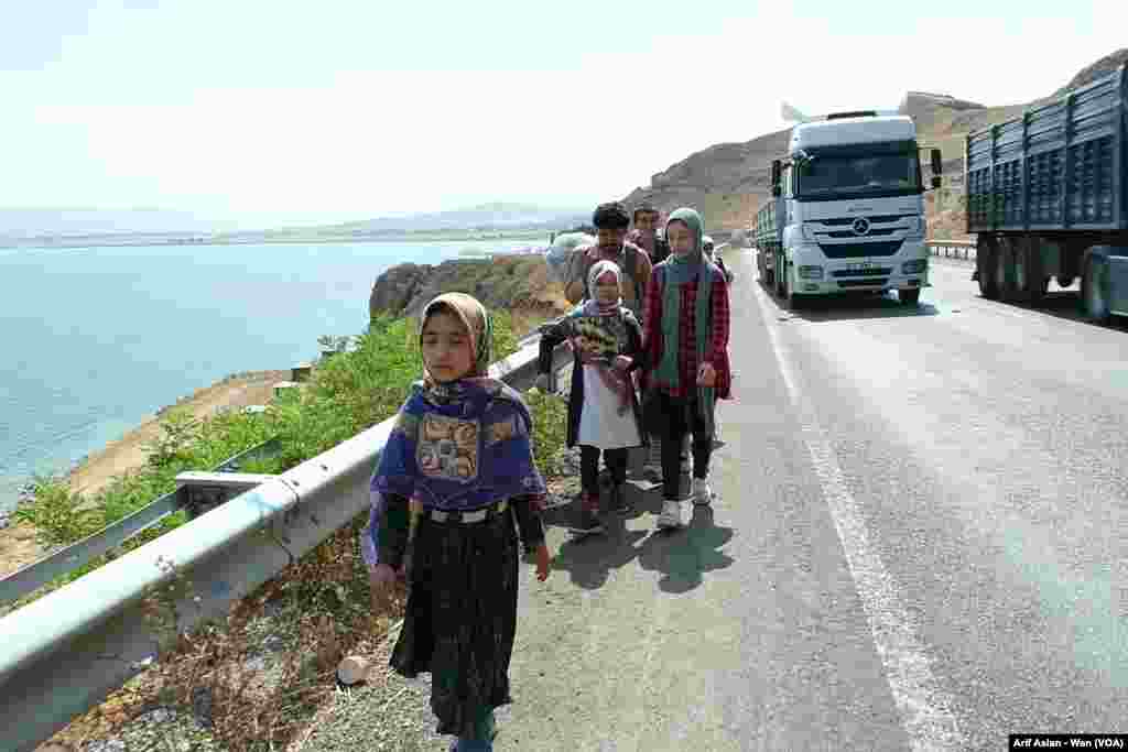 Karwanê Penaberên Afganistanî li Wanê