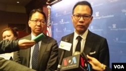 香港立法會議員莫乃光(左) 與郭榮鏗(右) 