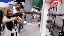 Виставка зброї в рамках зборів NRA