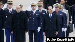 Presiden Perancis Francois Hollande memeriksa pasukan dalam upacara militer 26 November 2013.