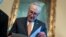 El líder de la mayoría en el Senado, el demócrata Chuck Schumer, de Nueva York, revisa sus notas mientras el Congreso de Estados Unidos trabaja en un paquete de ayuda de emergencia para Israel, Ucrania y Taiwán, en el Capitolio, Washington, el 18 de abril de 2024.