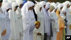 Wanawake wa kislamu wakisali sala ya Eid al-Fitr mjini Jakarta, Indonesia,.