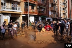 Volonteri i lokalno stanovništvo čiste ulice mesta Paiporta u regionu Valencije, 1. novembar 2024. (Manaure Quintero / AFP)