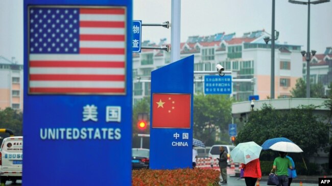 资料照：中国山东青岛商店外的中国和美国国旗。（2018年9月19日）
