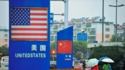中國山東街頭的中國、美國國旗。 （法新社）