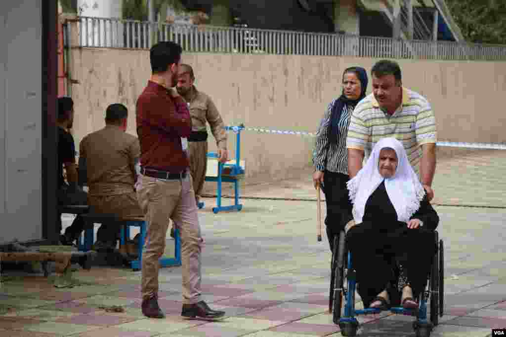 Daerah-daerah sekitar Irbil, ibu kota Kurdistan Irak, melaporkan tingginya partisipasi pemilih. Banyak warga membawa orang tua dan anggota keluarga yang sakit untuk mengikuti pemungutan suara, 25 September 2017. (H. Murdock/VOA)