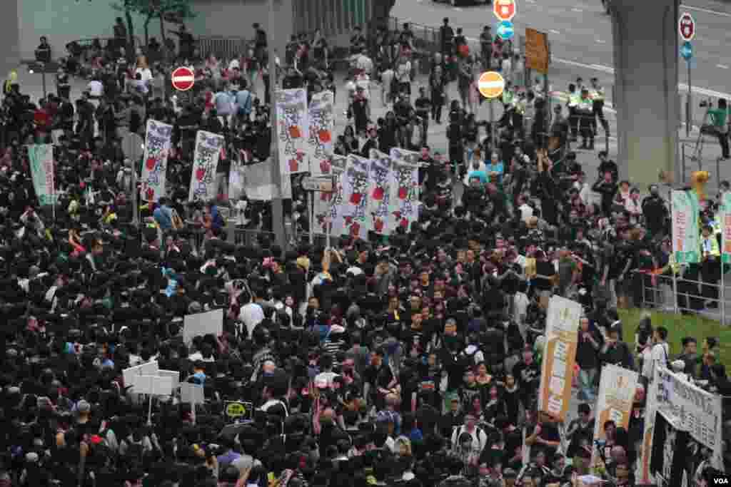 數萬香港市民遊行到政府總部集會抗議政府電視發牌黑箱作業（美國之音圖片/海彥拍攝）