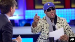 El ex jugador de la NBA, Dennis Rodman, conversa con el anfitrión del programa "This Week" de la cadena ABC, George Stephanopoulos.