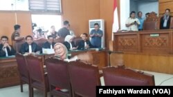 Majelis Hakim Pengadilan Negeri Jakarta Selatan Kamis (28/2) mulai menyidangkan kasus penyebaran berita bohong atau hoaks atas terdakwa aktivis Ratna Sarumpaet (foto: VOA/Fathiyah Wardah)