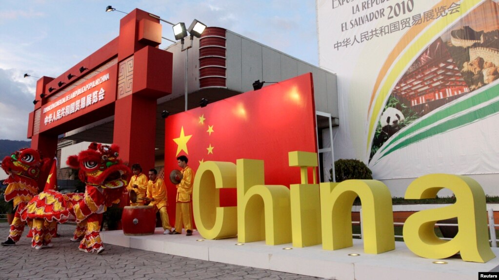 萨尔瓦多民众表演耍狮子舞-资料照片