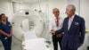 El rey Carlos III y el médico jefe de la organización Cancer Research de Reino Unido, Charlie Swanton, conversan durante una visita a un centro oncológico en Londres, el martes 30 de abril de 2024.