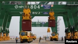 Sebuah kapal sedang bongkar muat di Terminal Satu Peti Kemas Priok Baru di Tanjung Priok, Jakarta Utara, 16 November 2016.