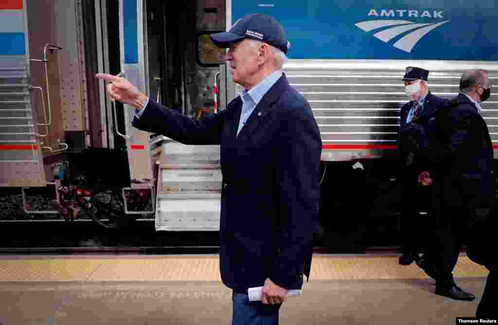 민주당 대선 후보 조 바이든 전 부통령이 오하이오주 얼라이언스 암트랙 기차역에서 선거유세를 하며 지지자과 인사하고 있다.