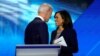 L'ancien vice-président Joe Biden s'entretient avec la sénatrice Kamala Harris après la conclusion du débat présidentiel démocrate 2020 à Houston, Texas, États-Unis, le 12 septembre 2019. REUTERS/Mike Blake/File Photo