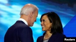 Candidat ya ba démocrates mpo na maponami ma mokonzi ya mboka mpe vice-président ya kala Joe Biden (G) elongo na sénatrice Kamala Harris na Houston, Texas, U.S., 12 septembre 2019. REUTERS/Mike Blake/File Photo