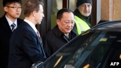 Le ministre des Affaires étrangères de la Corée du Nord, Ri Yong Ho, au centre, quitte le bâtiment du gouvernement suédois Rosenbad dans le centre de Stockholm, le 16 mars 2018