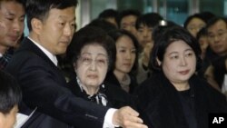 The wife of the late former South Korean President Kim Dae-jung, Lee Hee-ho, center, and Hyundai Group chairman Hyun Jeong-eun, right, prepare to depart from the Inter-Korean Transit Terminal from the border village of Paju in the demilitarized zone, Mond