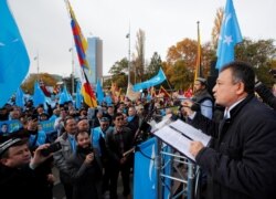 2018年11月6日上千名来自世界各地的维吾尔人在日内瓦举行游行集会抗议中国当局在新疆的政策