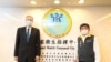 美国在台协会处长郦英杰(左）2020年4月1日拜访台湾中央流行疫情指挥中心指挥官，台湾卫生福利部部长陈时中(AIT 脸书)