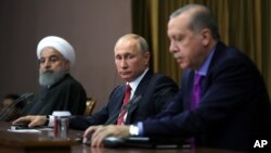 Hassan Rohani, Vladimir Poutine et Recep Tayyip Erdogan, conférence de presse, Sotchi, Russie, le 22 novembre 2017. 