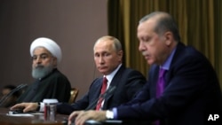 Türkiyə prezidenti Rəcəb Tayyib Ərdogan, Rusiya prezidenti Vladimir Putin və İran prezidenti Həsən Ruhani Soçidə zirvə görüşündə, 22 noyabr, 2017. 