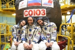 Anggota kru kosmonot Anton Shkaplerov, aktris Yulia Peresild dan sutradara film Klim Shipenko, menghadiri sesi pelatihan menjelang ekspedisi ke Stasiun Luar Angkasa Internasional (ISS), di Baikonur Cosmodrome, Kazakhstan 19 September 2021. (REUTERS)