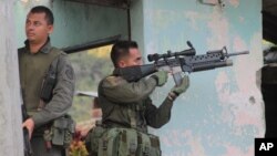 Los atentados serían represalias de bandas criminales relacionadas con las FARC, que están respondiendo a recientes capturas. En esta foto, policías responden a un ataque en la población de Toribío.