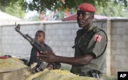 Un policier nigérian monte la garde à Maiduguri (5 novembre 2011)