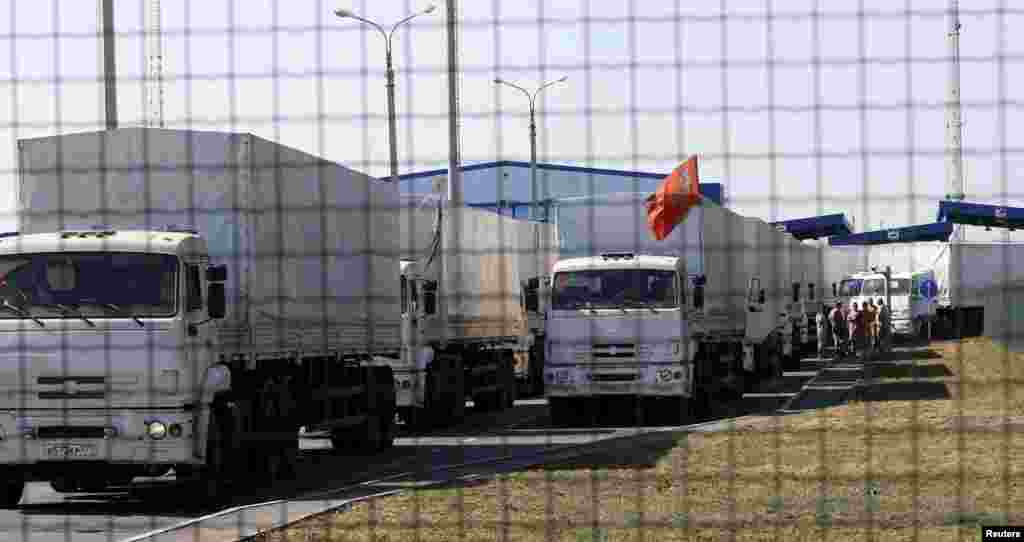 Trucks from a convoy that delivered humanitarian aid for Ukraine are seen inside border crossing point "Donetsk" in Russia's Rostov Region as they move back to Russia, Aug. 23, 2014. 