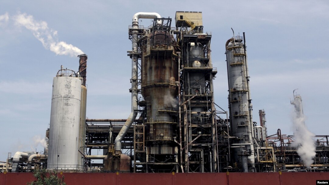 Los tanqueros también traen “insumos para reactivar la producción de gasolina en la refinería"