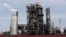 Los tanqueros también traen “insumos para reactivar la producción de gasolina en la refinería"