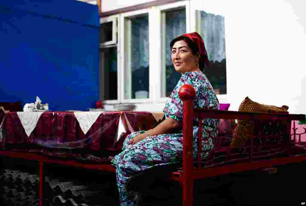 A waitress at a local chaikhona (tea restaurant) takes a break. (VOA - Y. Weeks)