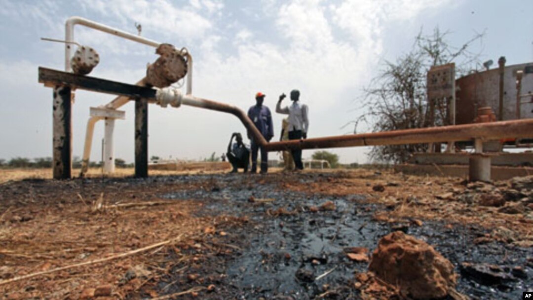 An oil well oozes crude oil after it was hit by a shrapnel from a bomb dropped by fighter jets at the El Nar oil field in South Sudan's Unity State, March 3, 2012. South Sudan accused Khartoum of bombing two oil wells in a northern area, which a Sudanese 