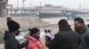 ARCHIVO - Una familia migrante cubana es detenida por la Guardia Nacional antes de cruzar el Río Bravo en la frontera con Estados Unidos en Ciudad Juárez, estado de Chihuahua, México, el 16 de febrero de 2021.
