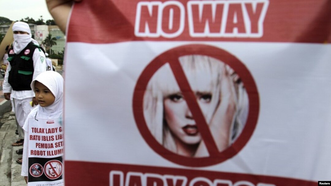 Para pengunjuk rasa membawa spanduk penolakan rencana konser Lady Gaga di Jakarta (foto: dok). Mabes Polri memutuskan tak memberi izin konser Lady Gaga di Jakarta yang rencananya diadakan 3 Juni 2012.