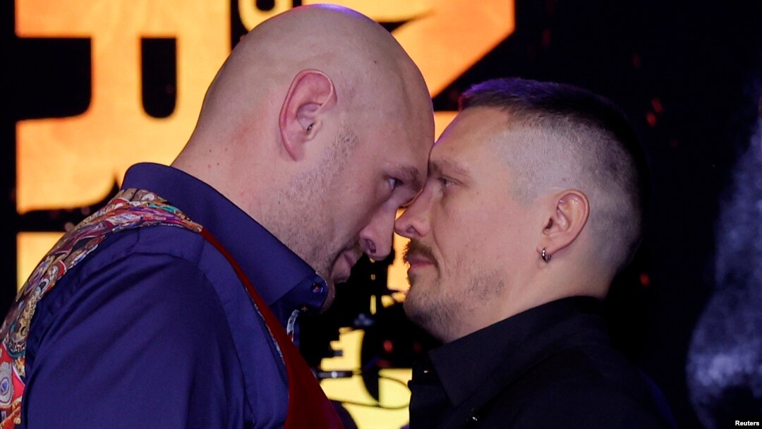 Oleksandr Usyk dan Tyson Fury berhadapan saat konferensi pers. (Action Images via Reuters/Andrew Couldridge)