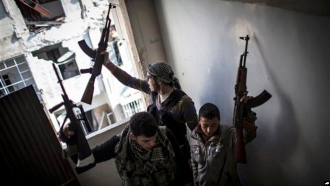 Tentara pembebasan Suriah di Aleppo (Foto: dok). Pemimpin pemberontak Suriah, Salim Idris mengatakan anak buahnya memerlukan bantuan misil anti tank dan anti pesawat terbang untuk mencegah tentara pemerintah Suriah membinasakan rakyat.