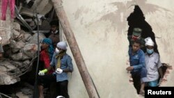 Spasilačke ekipe pretražuju ruševine Rana Plaze u predgrađu Dake ne bi li pronašli preživele