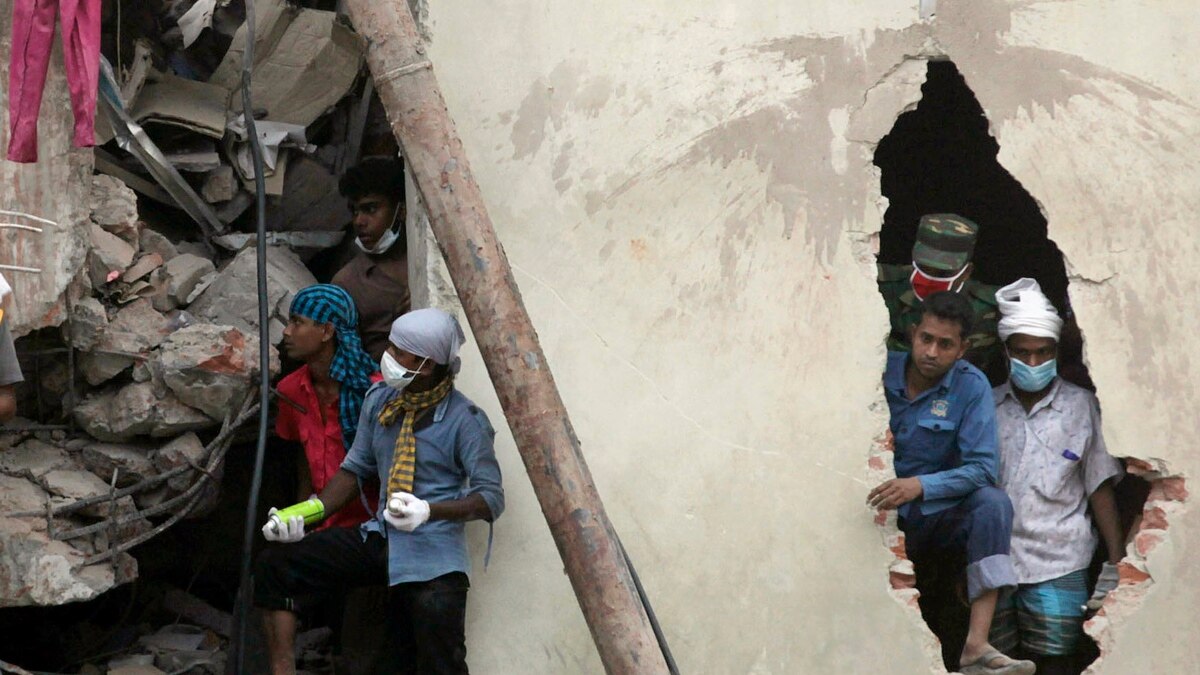 Бангладеш полис. Рана Плаза Бангладеш катастрофа. Dhaka building Collapse Bangladesh working conditions. Rana Plaza, Савар черно белые.