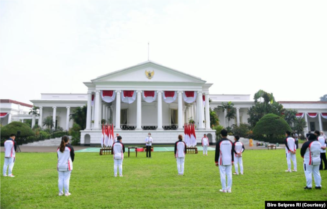 Presiden Jokowi secara simbolis memberikan bonus kepada para atlet yang berlaga di Olimpiade Tokyo 2020, di Istana Kepresidenan Bogor, Jumat (13/8). (Foto: Courtesy/Biro Setpres)